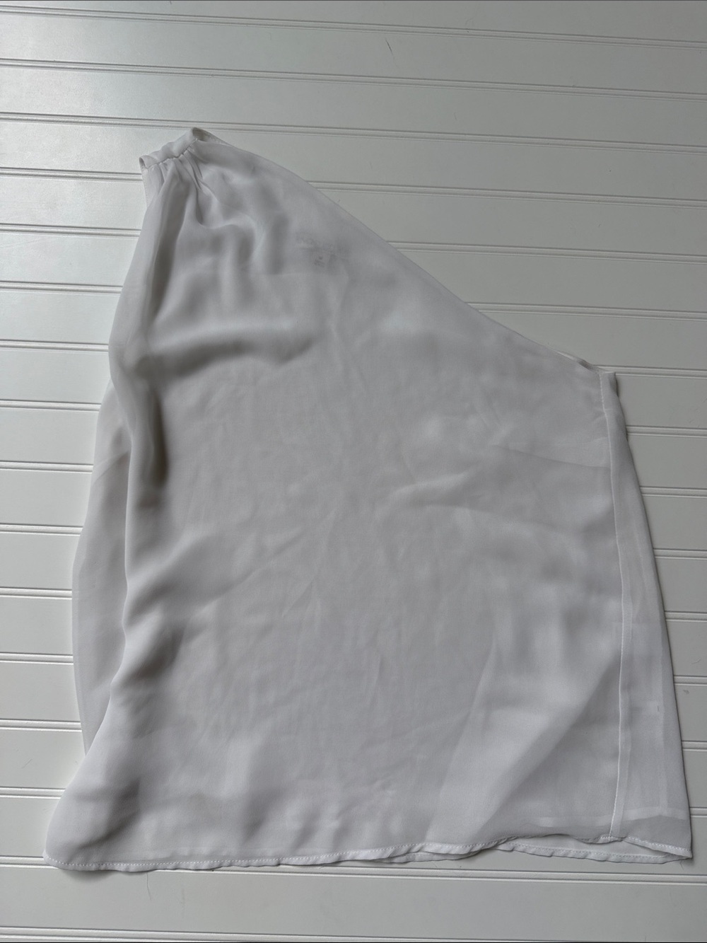 (116)Eva Mendes One-Shoulder White Chiffon Top
